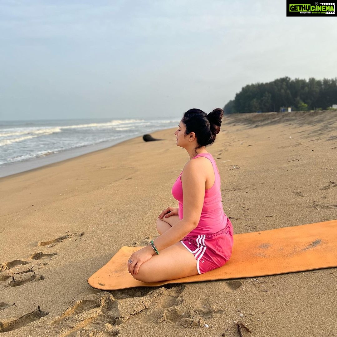 Poonam Bajwa Instagram - #sand#sea#theworldwithin#eyesshutsoulalive#yogadiaries#goodmorninginsta #