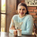 Prachi Deasi Instagram - #Throwback to doing what I do best, devouring coffee in this case which was a heavenly mocha ☕️ in between breaks whilst shooting for #Forensic (which by the way you can watch now on #Zee5 ) in bewitching Mussoorie, reeling in the old world charm of the quaint Landour Bakehouse ☕️🤍🌲 #Coffee moments courtesy @tarikasingh 🫶🏻 PS. swipe for surprise 🐒 #ForensicOnZee5 #Mussoorie #Love #Hills #Mountains #Landour #LandourBakehouse