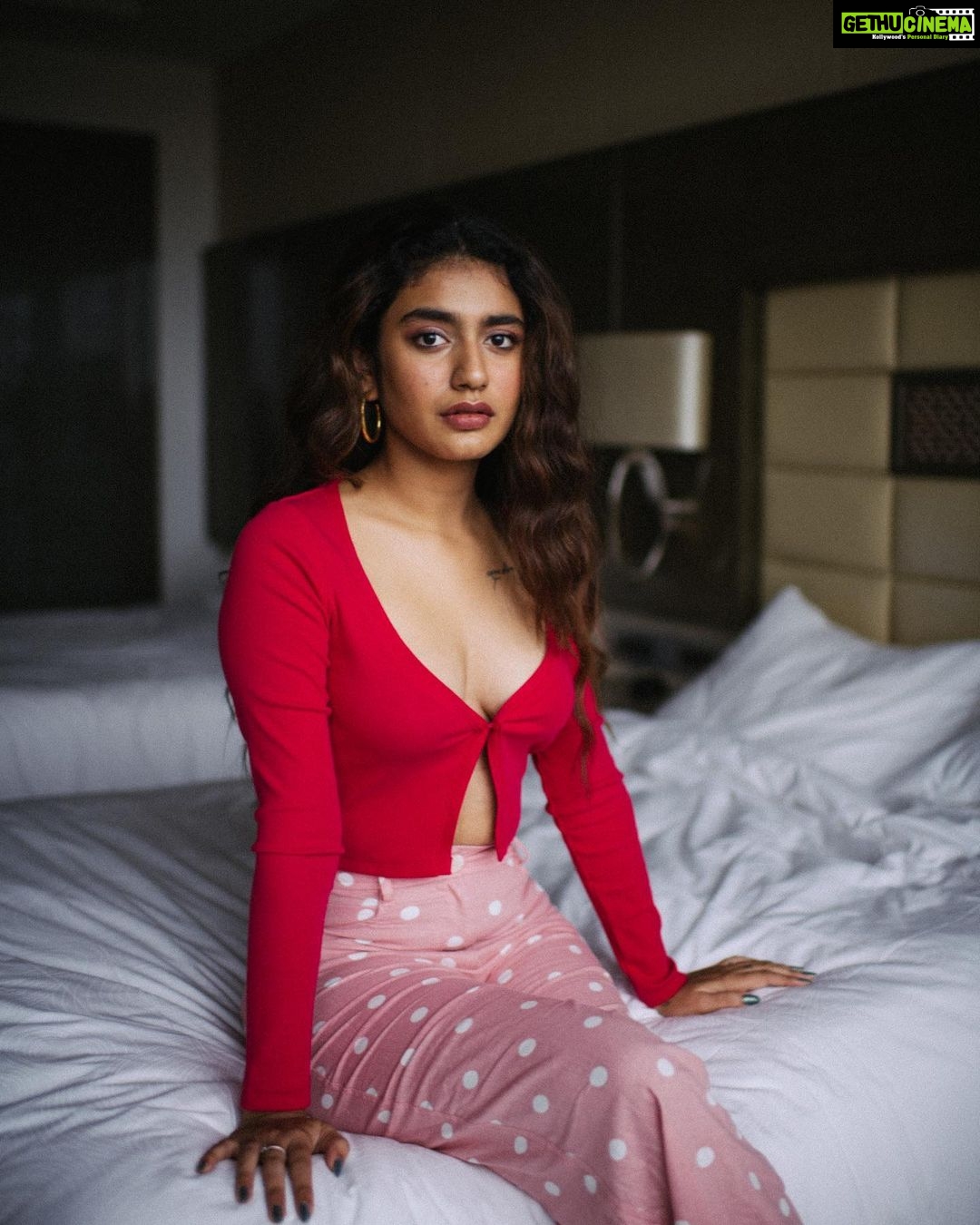 Priya Varrier - 584.2K Likes - ❤️🔥
Photographer & creative director: @bharat_rawail
Creative assistant: @lensedbyameeshishah
Assistant: @by_sragvi
Stylist: @henna.akhtar
MUA: @shrishtishettyy
Hair: @makeupandhairbyupasana