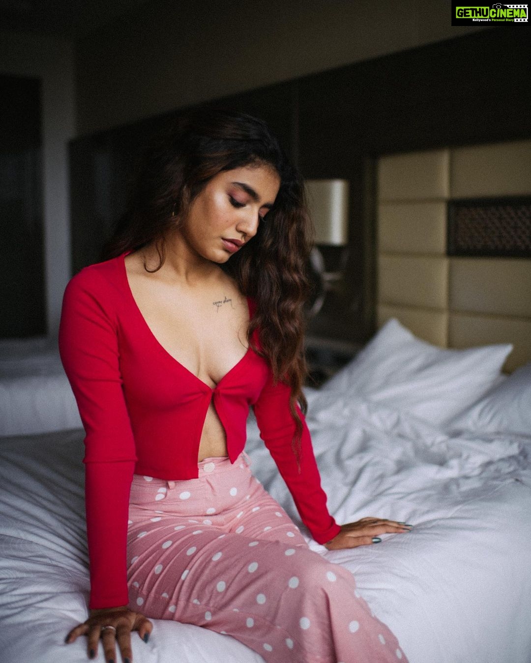 Priya Varrier - 584.2K Likes - ❤️🔥
Photographer & creative director: @bharat_rawail
Creative assistant: @lensedbyameeshishah
Assistant: @by_sragvi
Stylist: @henna.akhtar
MUA: @shrishtishettyy
Hair: @makeupandhairbyupasana
