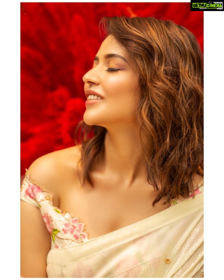 Priyanka Jawalkar Instagram - Last one 😑