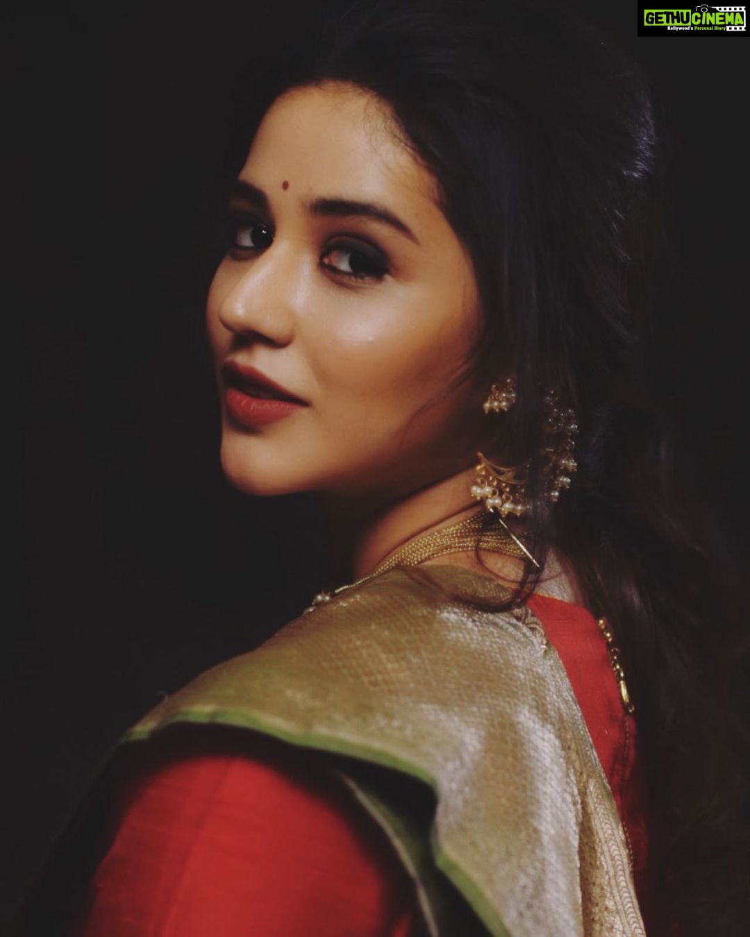 Priyanka Jawalkar Instagram - Styling by : @shahriyar_adil Saree by : @sailesh_singhania Photography: @rakeshvishwanath