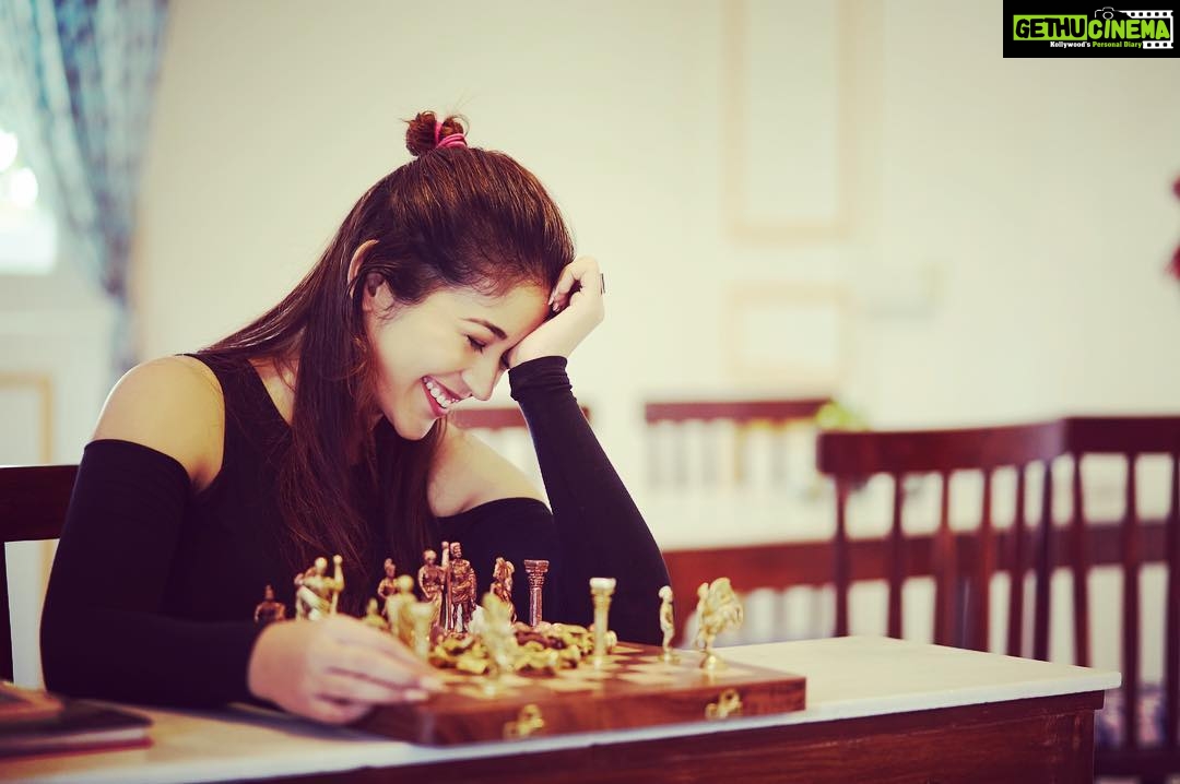 Priyanka Jawalkar Instagram - Ok I donβt know how to play chess π€¦π»ββοΈ all that I know is to eat pani puri π