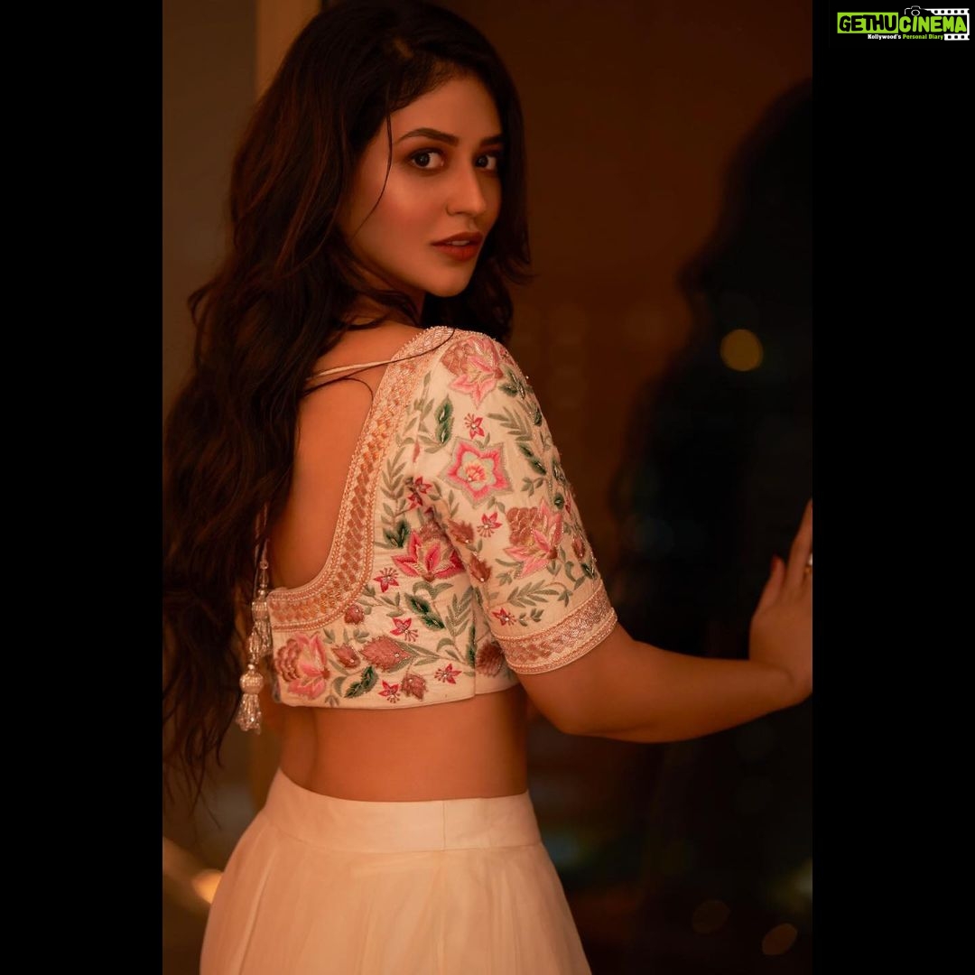 Priyanka Jawalkar Instagram - Looking back, right at ya !