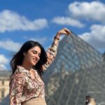 Priyanka Mohan Instagram - ☀️🤍 Pyramide du Louvre