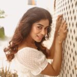 Priyanka Ruth Instagram – Peace begins with a smile ♥️
.
.
📸@you_and_i_studios 

#positivity#postivevibes#loveyourself#peace#keepsmiling