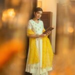 Raashi Khanna Instagram - Old soul 💛 Outfit @labelearthen Jewellery @motifsbysurabhididwania Styled by @jukalker Makeup @makeupartistkarishmabajaj Hair @hairgaragebynatasha 📸 @__suru