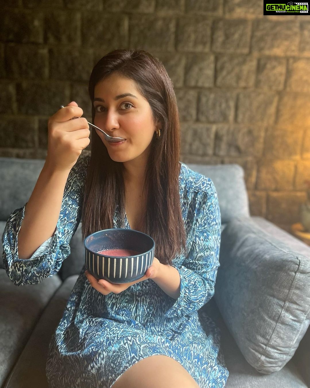 Raashi Khanna Instagram - Sunday special! 🌸🌸 #nofilter #rainydate