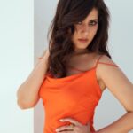 Raashi Khanna Instagram - Think 🍊 is my colour.! #thankyou promotions Silk slip dress by @malie.official Accessories from @misho_designs Styling @jukalker Makeup @makeupartistkarishmabajaj Hair @hairgaragebynatasha 📸 @eshaangirri