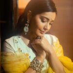 Raashi Khanna Instagram - Old soul 💛 Outfit @labelearthen Jewellery @motifsbysurabhididwania Styled by @jukalker Makeup @makeupartistkarishmabajaj Hair @hairgaragebynatasha 📸 @__suru