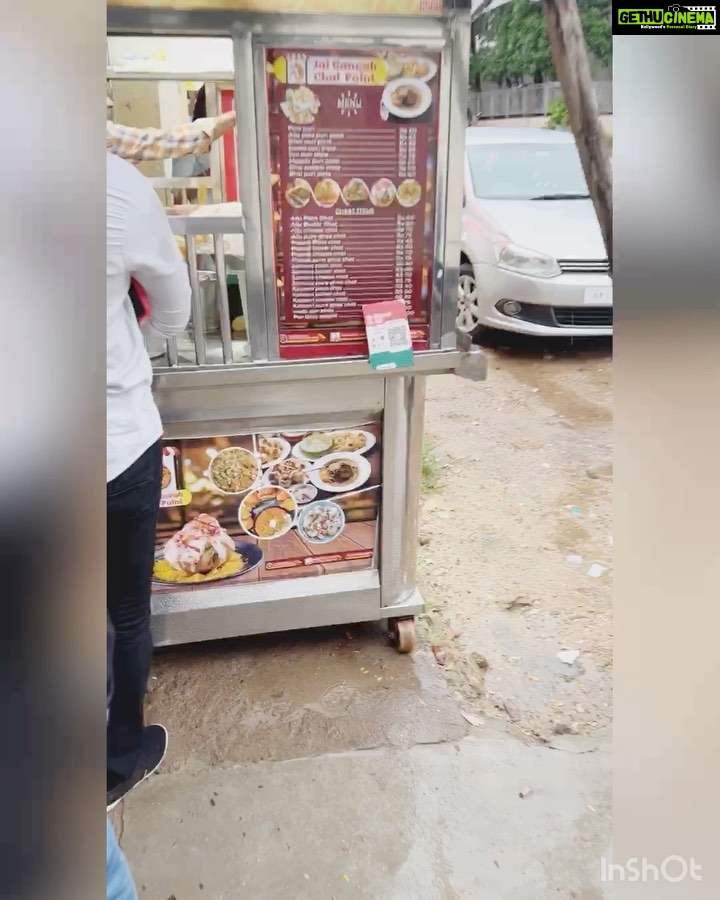 Ragini Dwivedi Instagram - BAARISH MEIN CHAAT 🫶🏾💕 Local streets of hydrabad in this beautiful rainy season amidst work #samosabutterchaat was a mix of some amazing different local flavour …. Must try available locally in all chat stall in Jubilee Hills 🫠 #raginidwivedi #rdeats #foodie #chatstagram #streetfood #localfood #chats #hyderabad #foodie #lovetoeat #instagood #instagram #instadaily #foodstagram