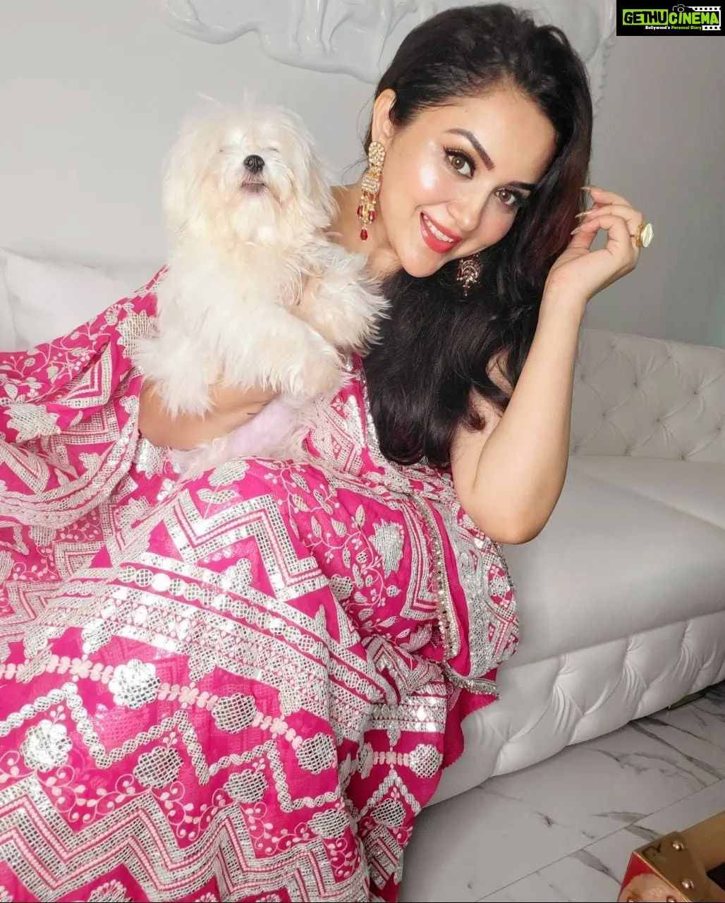 Ragini Nandwani Instagram - I'm happy coz I have n angel around ...... #new #monsoonseason #rainyday #mumbai #ragininandwani #pink #sareefashion #celebrity #tollywoodactress #tvactress #instabeauty #likeforlikes #hotonbeauty #bestoftheday #maltese #peta #loveanimals #beautifull #makeup #latest