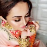 Ragini Nandwani Instagram - SOUL.... #saree #ragininandwani #shooting #shootlife #ethnic #jewellery #kerala #monsoonseason #reelsinstagram #celebrity #gold #tollywoodactor #series #lordkrishna #ring #bridalmakeup #bridalwear #mumbai #happiness #indianwomen #weather #womanfashion #banglescollection #instagood #influencers #peaches