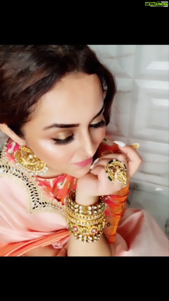 Ragini Nandwani Instagram - SOUL.... #saree #ragininandwani #shooting #shootlife #ethnic #jewellery #kerala #monsoonseason #reelsinstagram #celebrity #gold #tollywoodactor #series #lordkrishna #ring #bridalmakeup #bridalwear #mumbai #happiness #indianwomen #weather #womanfashion #banglescollection #instagood #influencers #peaches
