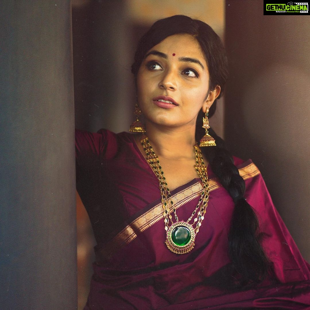Rajisha Vijayan Instagram - The most precious jewellery are the hand me downs. The ones with memories etched on. The ones that get passed on from generations to generations, my most favourite kind. But not all of us are lucky to receive this, some are lost and some don’t find us. In my quest to find vintage pieces, I stumbled upon the best @ttdevassy Kunnamkulam. These handmade pieces have taken me back to the times when our grandmothers and great grandmothers used to wear them with love. Trying to recreate the era that I wish I could have lived in. ♥️ #MyTTDStory #Kunnamkulam #ttdevassy Shot by the awesome @nithinnarayan MUA @_femy_antony_ Styling @gayathrikishore_gk Location @ayurvedichospital