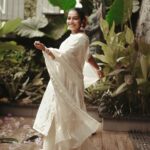 Rajisha Vijayan Instagram - ഉത്രാടം 🌸 May this day bring you loads of joy. 🌼♥️ @i_m_vyshnav 📸 Thomson's Casa