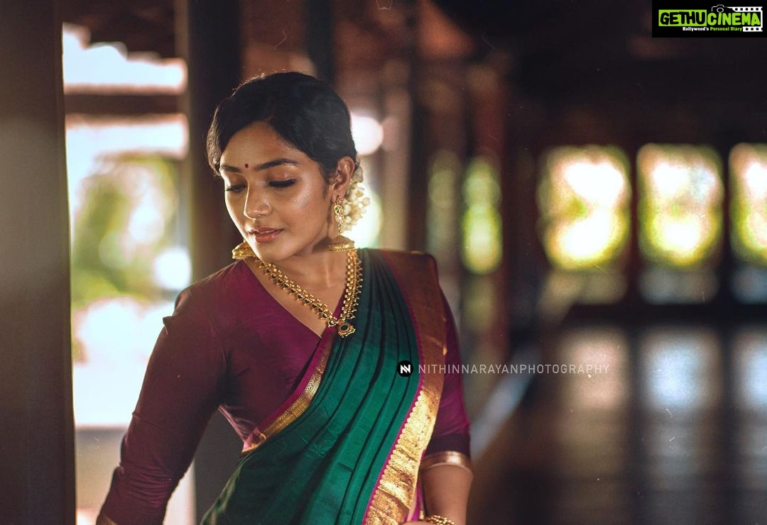 Rajisha Vijayan Instagram - Reliving the quaint era with @ttdevassy ♥️ @nithinnarayan 📷 @_femy_antony_ @styled_by_gk