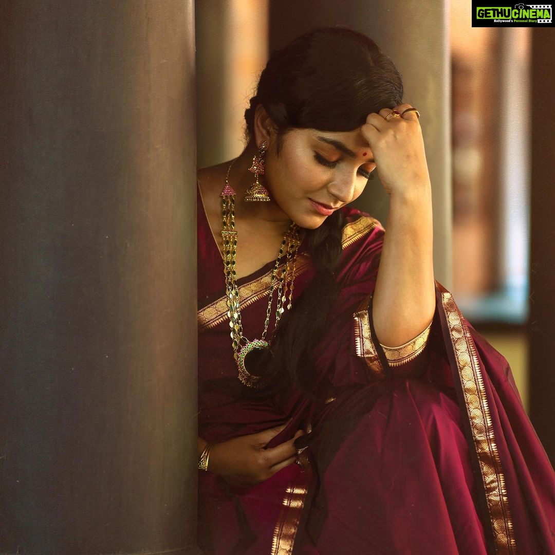 Rajisha Vijayan Instagram - The most precious jewellery are the hand me downs. The ones with memories etched on. The ones that get passed on from generations to generations, my most favourite kind. But not all of us are lucky to receive this, some are lost and some don’t find us. In my quest to find vintage pieces, I stumbled upon the best @ttdevassy Kunnamkulam. These handmade pieces have taken me back to the times when our grandmothers and great grandmothers used to wear them with love. Trying to recreate the era that I wish I could have lived in. ♥️ #MyTTDStory #Kunnamkulam #ttdevassy Shot by the awesome @nithinnarayan MUA @_femy_antony_ Styling @gayathrikishore_gk Location @ayurvedichospital
