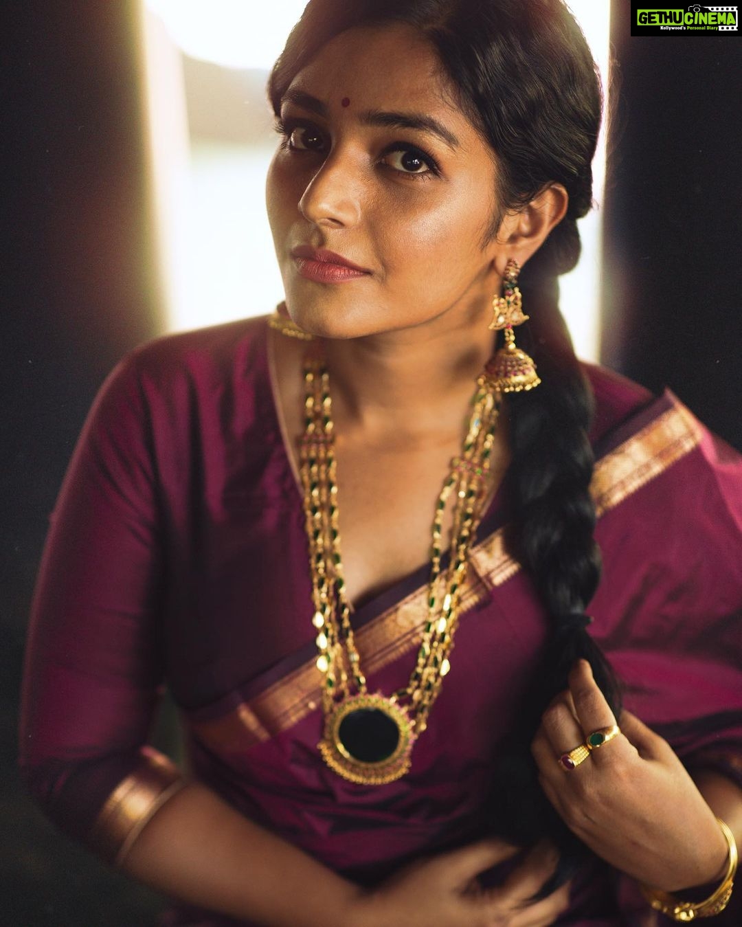 Rajisha Vijayan Instagram - The most precious jewellery are the hand me downs. The ones with memories etched on. The ones that get passed on from generations to generations, my most favourite kind. But not all of us are lucky to receive this, some are lost and some don’t find us. In my quest to find vintage pieces, I stumbled upon the best @ttdevassy Kunnamkulam. These handmade pieces have taken me back to the times when our grandmothers and great grandmothers used to wear them with love. Trying to recreate the era that I wish I could have lived in. ♥️ #MyTTDStory #Kunnamkulam #ttdevassy Shot by the awesome @nithinnarayan MUA @_femy_antony_ Styling @gayathrikishore_gk Location @ayurvedichospital