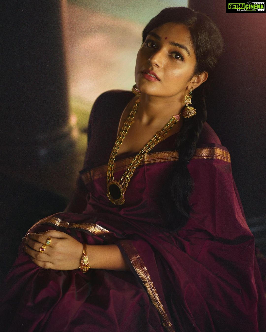 Rajisha Vijayan Instagram - The most precious jewellery are the hand me downs. The ones with memories etched on. The ones that get passed on from generations to generations, my most favourite kind. But not all of us are lucky to receive this, some are lost and some don’t find us. In my quest to find vintage pieces, I stumbled upon the best @ttdevassy Kunnamkulam. These handmade pieces have taken me back to the times when our grandmothers and great grandmothers used to wear them with love. Trying to recreate the era that I wish I could have lived in. ♥️ #MyTTDStory #Kunnamkulam #ttdevassy Shot by the awesome @nithinnarayan MUA @_femy_antony_ Styling @gayathrikishore_gk Location @ayurvedichospital
