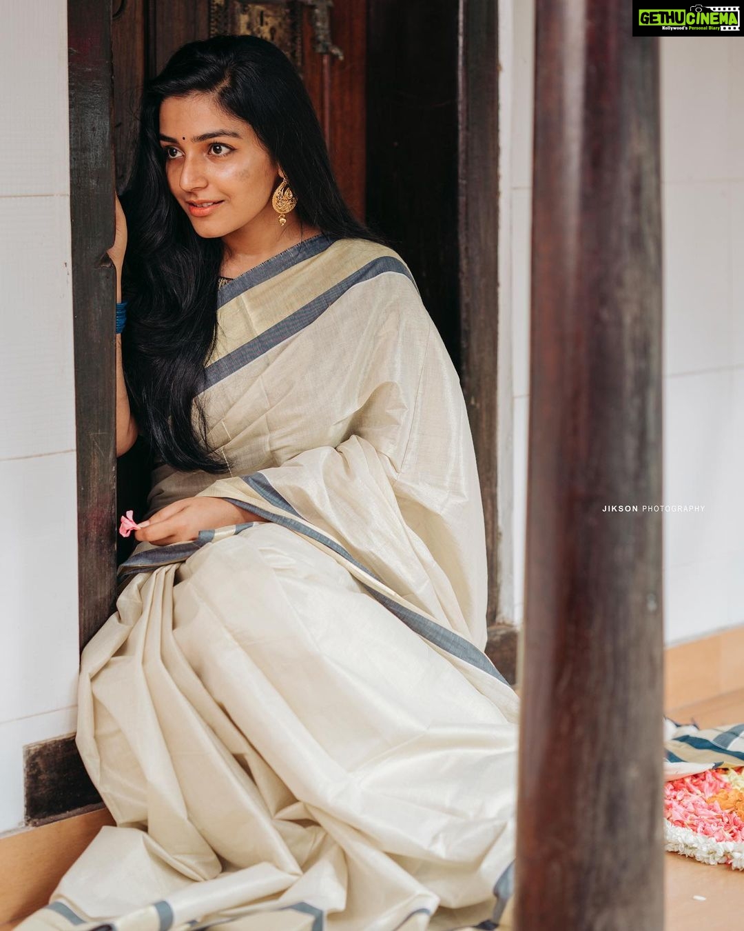 Rajisha Vijayan Instagram - അത്തം ദിനാശംസകൾ 🌸 . . . @jiksonphotography 📷