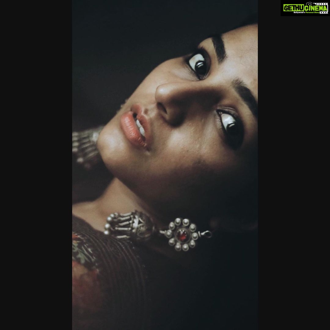Rajisha Vijayan Instagram - आऊँ तो सुबह जाऊं तो मेरा नाम सबा लिखना बर्फ पड़े तो बर्फ पे मेरा नाम दुआ लिखना . . . @kee_dinesh 📷