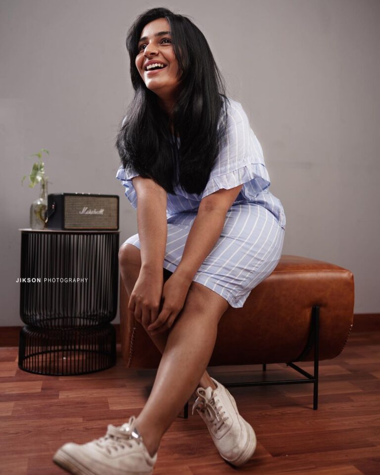 Rajisha Vijayan Instagram - Statement furniture is something I love. This unique leatherama ottoman and inkspired table from @topp_brass are my current favourite. Was looking for a casual shoot on my favourite pieces of furniture and @jiksonphotography as usual was super sporty and the end result is here! 😍 Making home more beautiful this lockdown 🙈