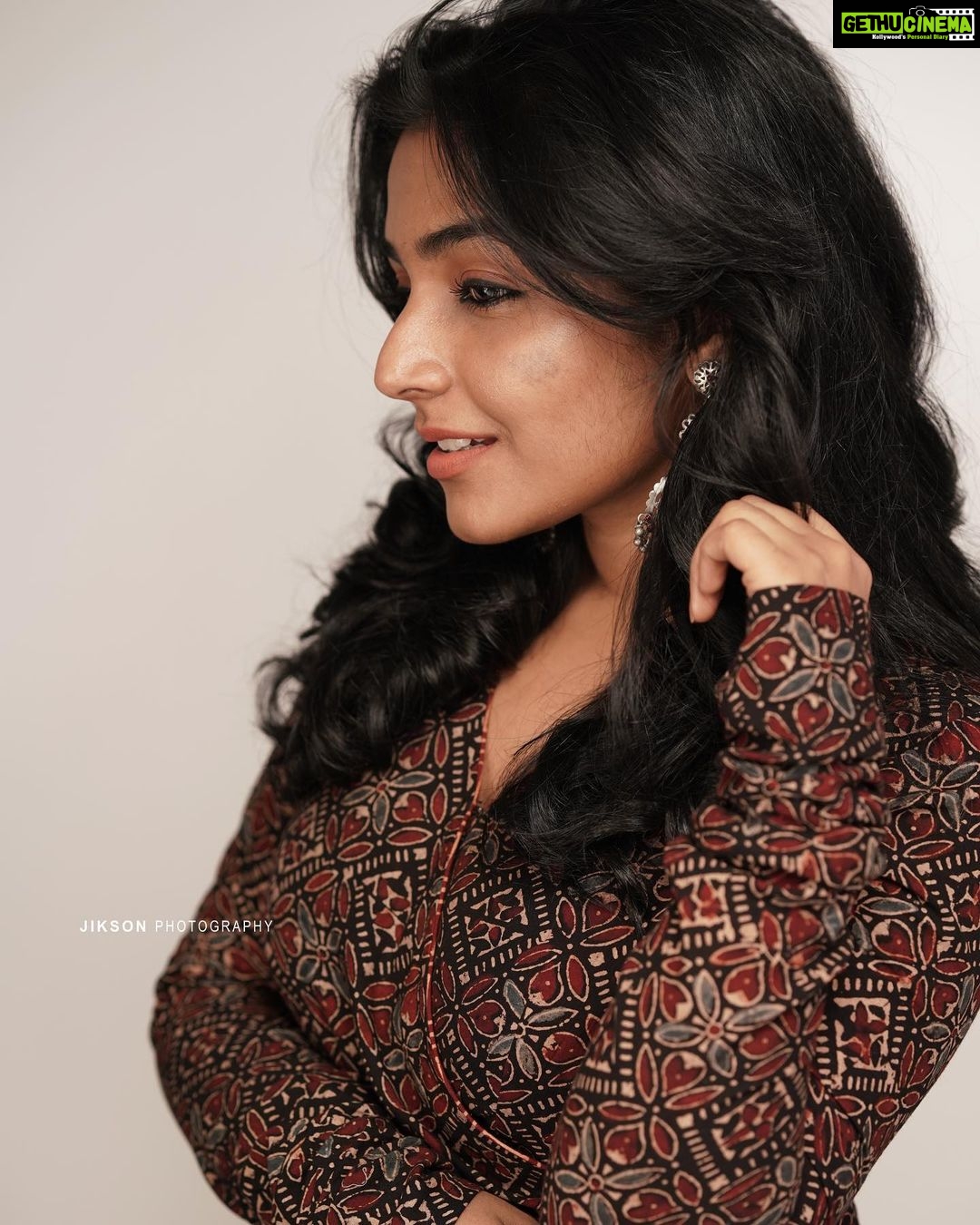 Rajisha Vijayan Instagram - Slay the shy 🙈 @kalamkaari x @jiksonphotography x @saatrangi_silverstudio