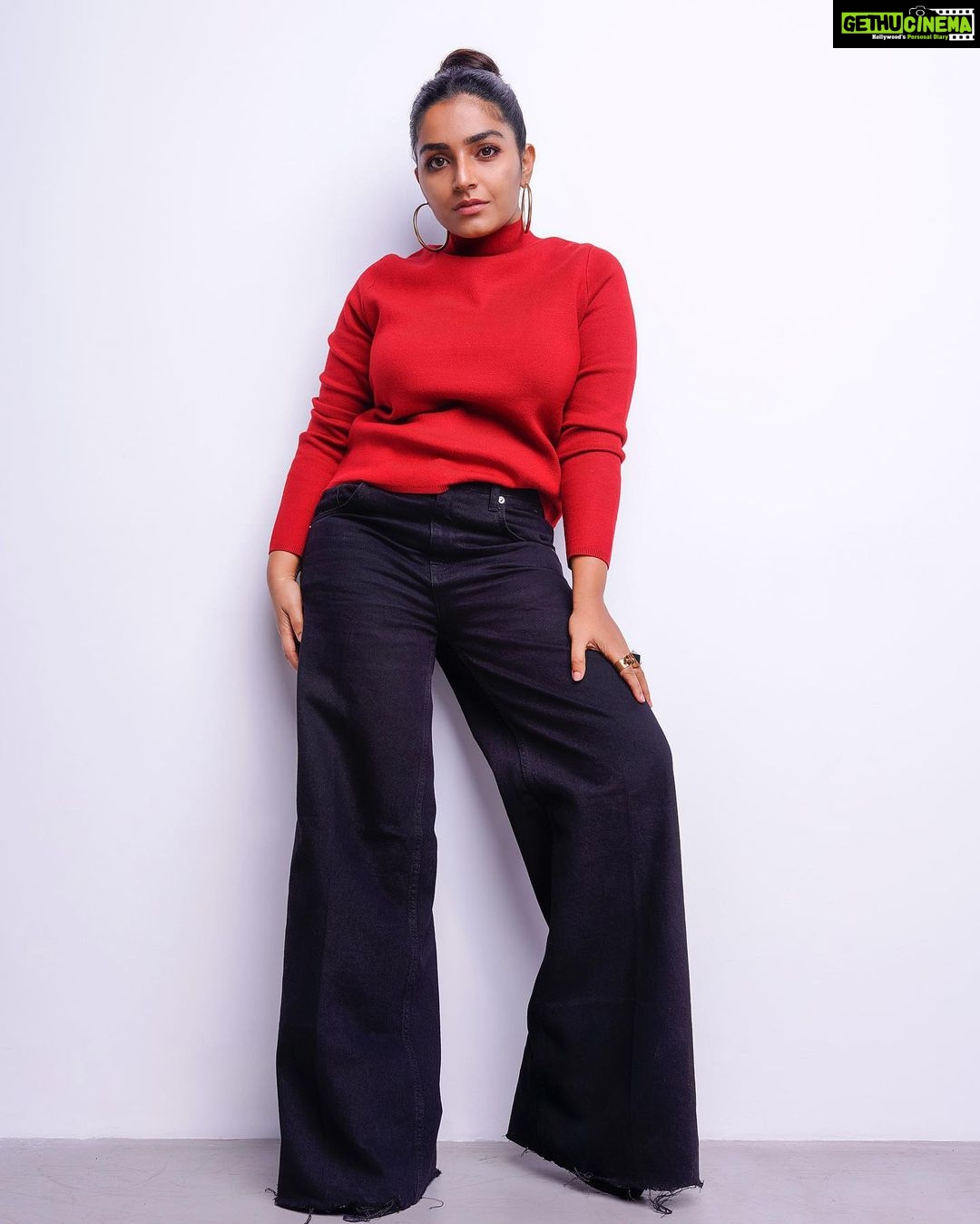 Rajisha Vijayan Instagram - Back to the 80s ♥️ Featured on: @vanithamagazine Photography: @basilpaulo.in Styling: @styledbysmiji Coordinator: @pushpamathew28 Hair and Makeup : @femy_antony__ Edits and retouch: @asku_busk Hair and makeup assist: @sharath_8686 Shoot assist : @yin_yang_popy Video: Anoop Ashokan