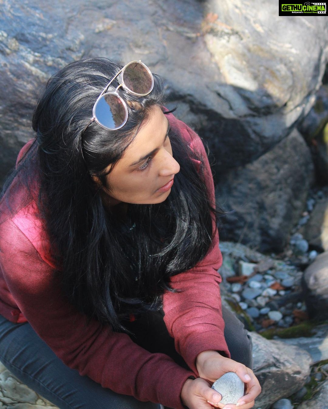 Rajisha Vijayan Instagram - Day 1: This was the view from our stay at Kasol. This serene view along with the soothing sound of the gushing river meant I could meditate in a second. And these pebbles became the very first souvenirs from the trip. ♥️ @tentgraam