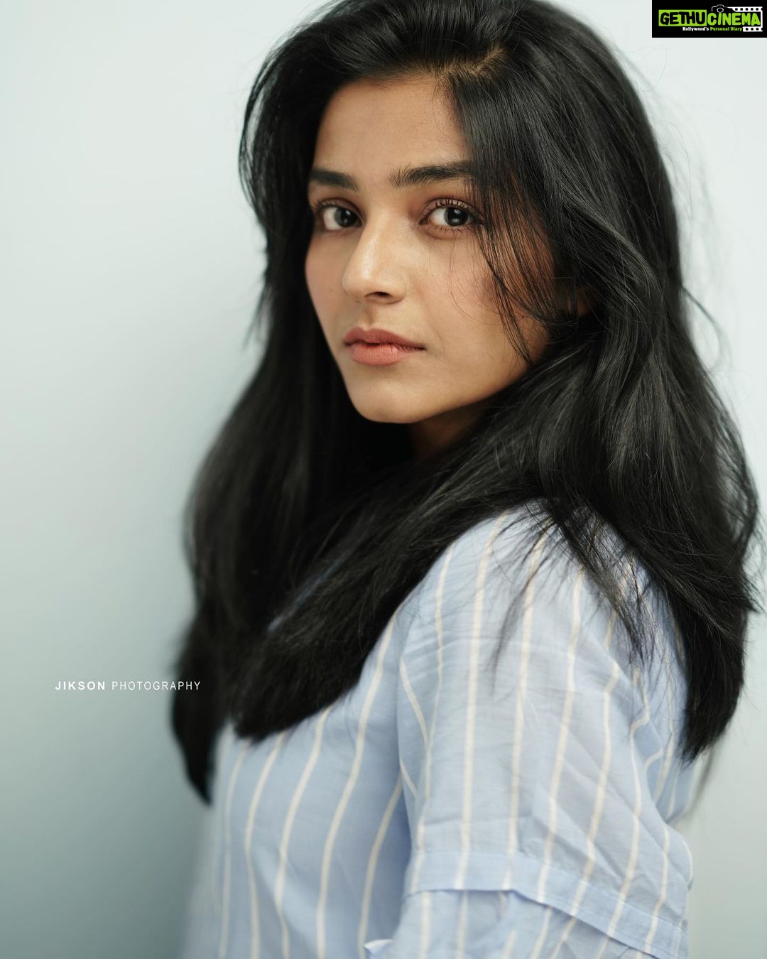 Rajisha Vijayan Instagram - When someone sincerely says, Palat Palat Palat 👀 @jiksonphotography #forevershahrukhfan