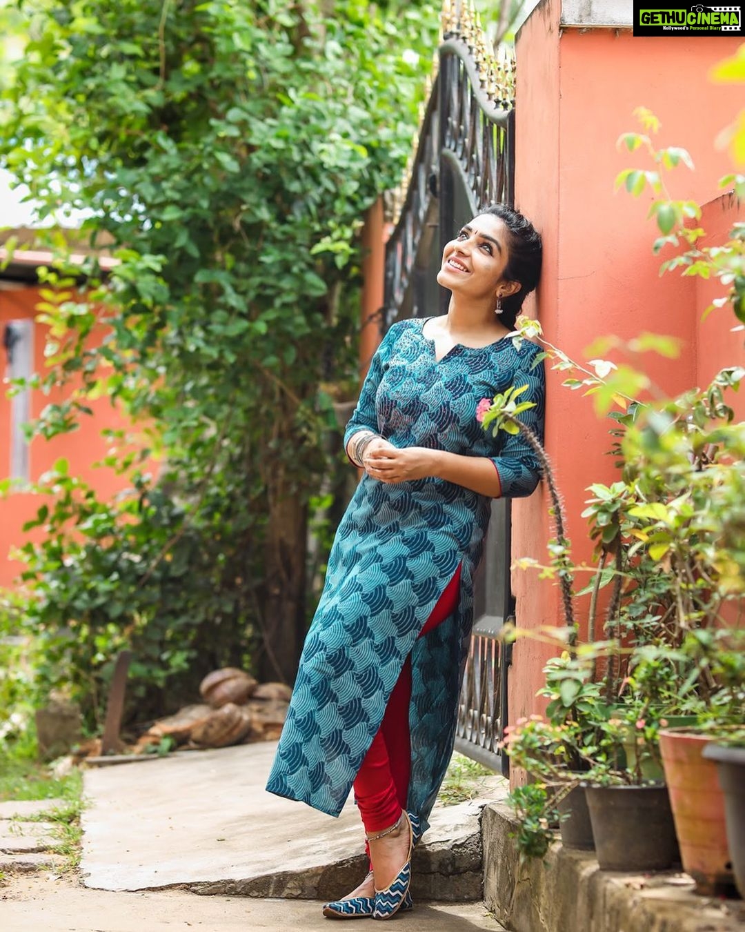 Rajisha Vijayan Instagram - Dia 💫 @manju_aestheticsoul Outfit: @kalamkaari Accessories: @saatrangi_silverstudio Jutti: @all_about_sole PC: @sanil_sathyadev