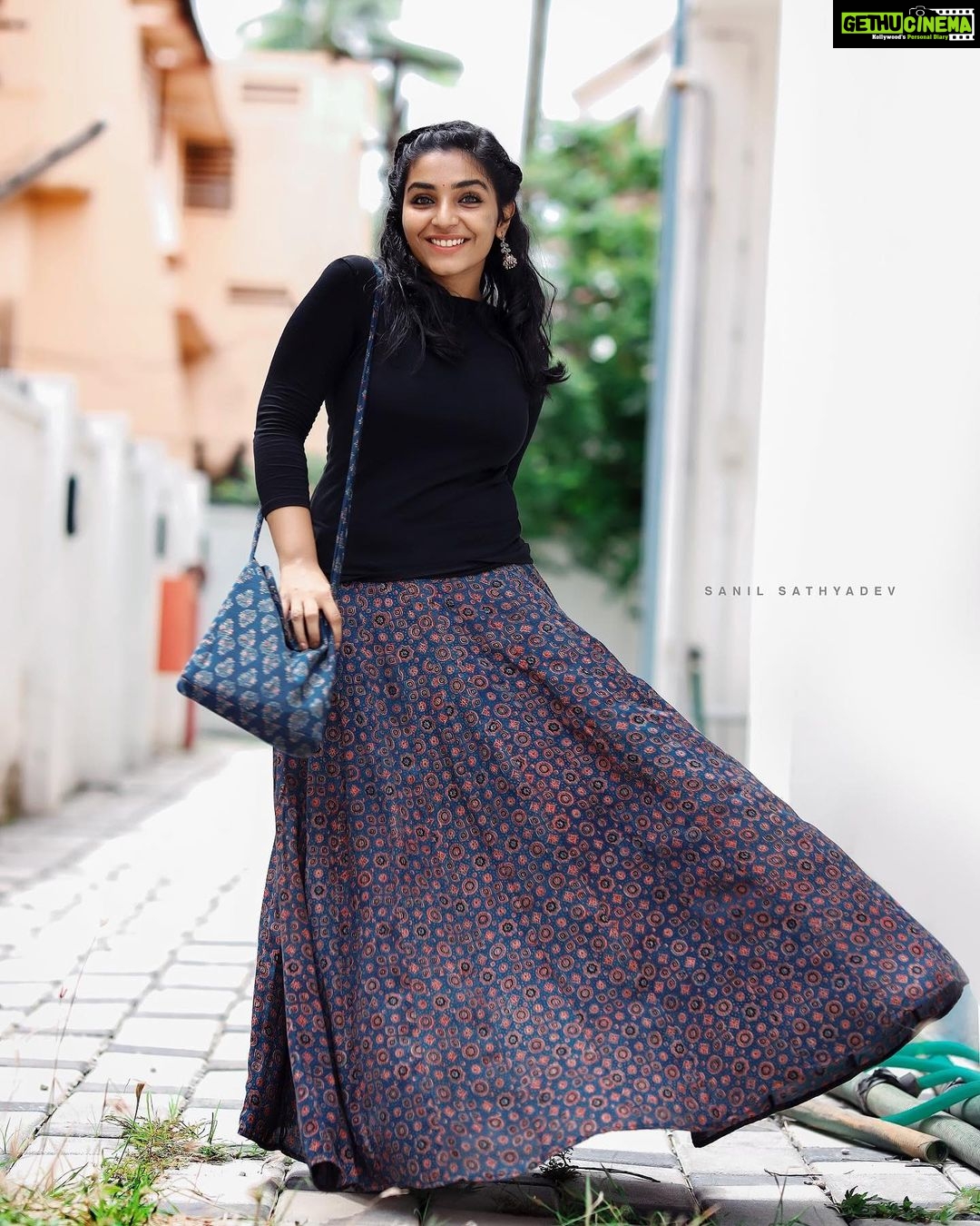Rajisha Vijayan Instagram - Dia 💫 Not a victim, a survivor. @manju_aestheticsoul Outfit: @kalamkaari Bag: @pupaclothing PC: @sanil_sathyadev #standupmovie