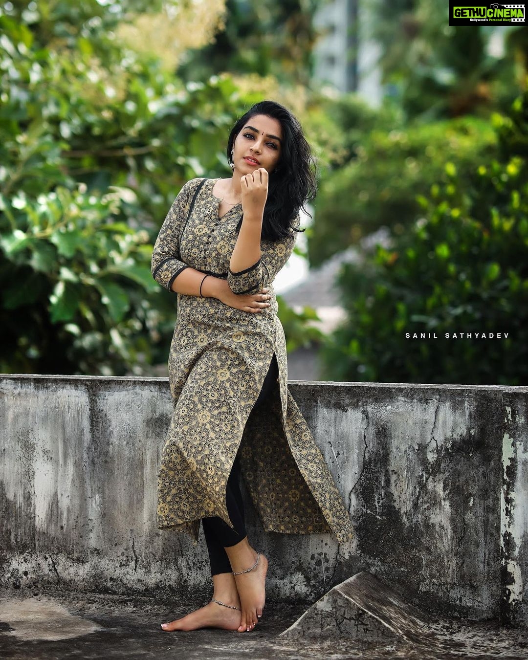 Rajisha Vijayan Instagram - Dia 💫 @manju_aestheticsoul Outfit: @kalamkaari Accessories: @saatrangi_silverstudio PC: @sanil_sathyadev