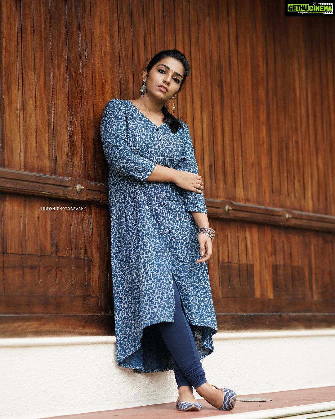 Rajisha Vijayan Instagram - Stand Up Promotions 💙 PC: @jiksonphotography Outfit: @kalamkaari Jutti: @all_about_sole MUAH: @__fabi_fab__ Accessories: @saatrangi_silverstudio