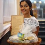 Rajisha Vijayan Instagram - #Repost @fanfarethebuzzaar with @make_repost ・・・ It was such a pleasure meeting and gifting the hamper to the terrific actress @rajishavijayan . Thank you for accepting our token of love. Pic courtesy: @sai.photography for @neocubez Some amazing eco friendly, plastic alternative, organic brands have associated with us for the hampers: @rasalilaindia @bhavaindia @mokabeautyworks @_onesweetslice_ @regalbeegarden @jiannhomegarden Fanfare The Sunday Buzzaar December 8th Bolgatty Palace and Island Resorts Tickets on @insider.in and @collabohq Fanfare is bringing the coolest festival of the town to mesmerize you with an array of amazing brands and artists from across the country along with lots of fun, food and truckloads of happy vibes! #ithuthanichantha #fanfarethebuzzaar