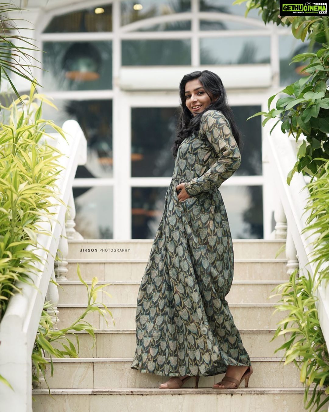 Rajisha Vijayan Instagram - Stand Up Promotions 💚 PC: @jiksonphotography Outfit: @kalamkaari MUA: @__fabi_fab__ #standupmovie