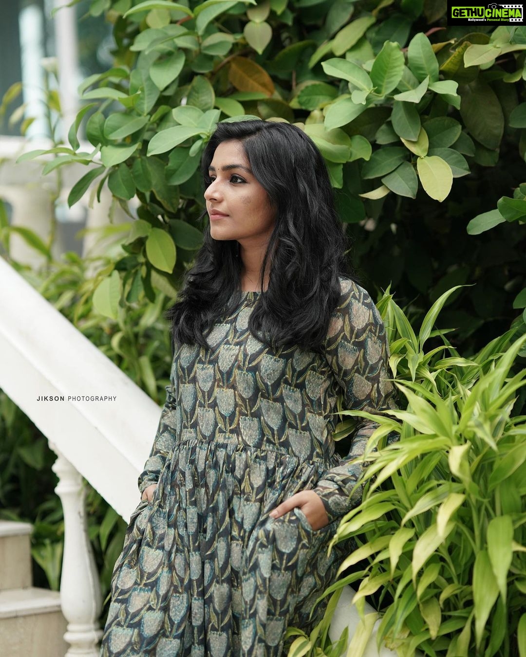 Rajisha Vijayan Instagram - Stand Up promotions. 💚 Outfit: @kalamkaari PC: @jiksonphotography MUA: @__fabi_fab__ #standupmovie #nov29 Le Méridien Kochi
