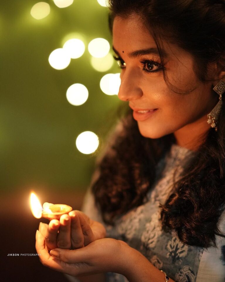 Rajisha Vijayan Instagram - Diwali happens to be one of my most favourite festivals. From cleaning house on the day before that is Choti Diwali, to the Lakshmi pooja and exchange of sweets. And by sweets I mean so many varieties of them! 😍 But my most favourite part is lighting earthen diyas, loads of them. ♥️🥰 This Diwali let’s spread joy and light 💫✨ #iamcelebratingacrackersfreediwali #earthernlamps✨