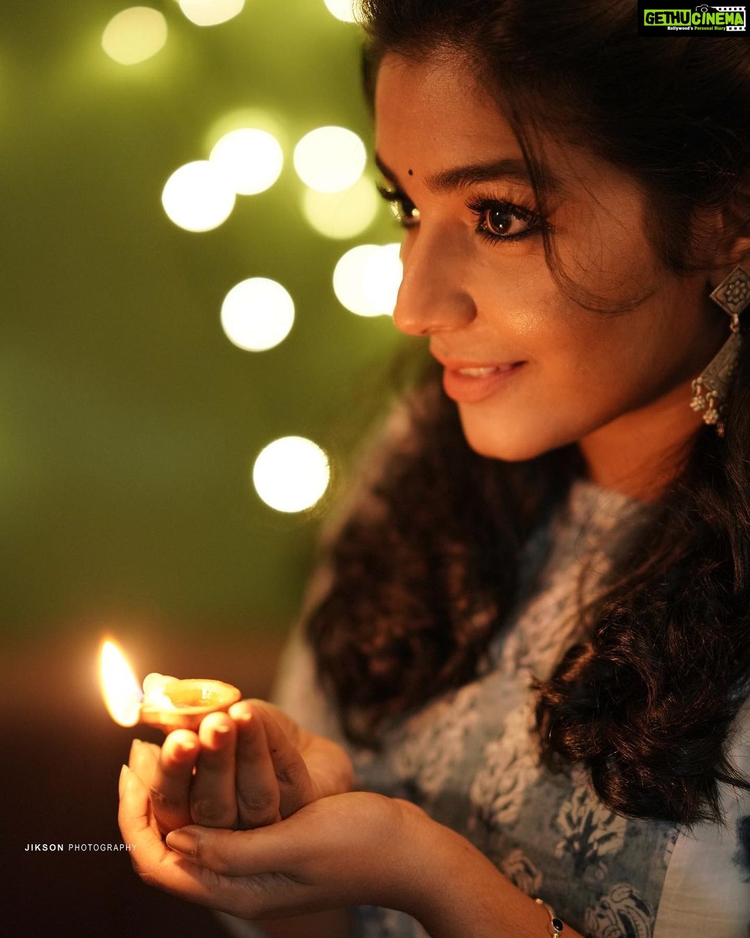 Rajisha Vijayan Instagram - Diwali happens to be one of my most favourite festivals. From cleaning house on the day before that is Choti Diwali, to the Lakshmi pooja and exchange of sweets. And by sweets I mean so many varieties of them! 😍 But my most favourite part is lighting earthen diyas, loads of them. ♥️🥰 This Diwali let’s spread joy and light 💫✨ #iamcelebratingacrackersfreediwali #earthernlamps✨