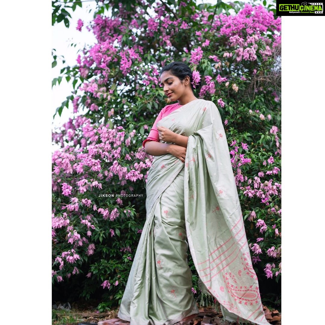 Rajisha Vijayan Instagram - In my own fairyland 🌸 📸 @jiksonphotography 👗 @marysvillagestore @saulfashion