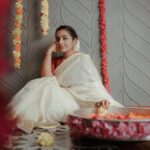 Rajisha Vijayan Instagram - തിരുവോണദിനാശംസകൾ 🌸🌼. 📸 @i_m_vyshnav