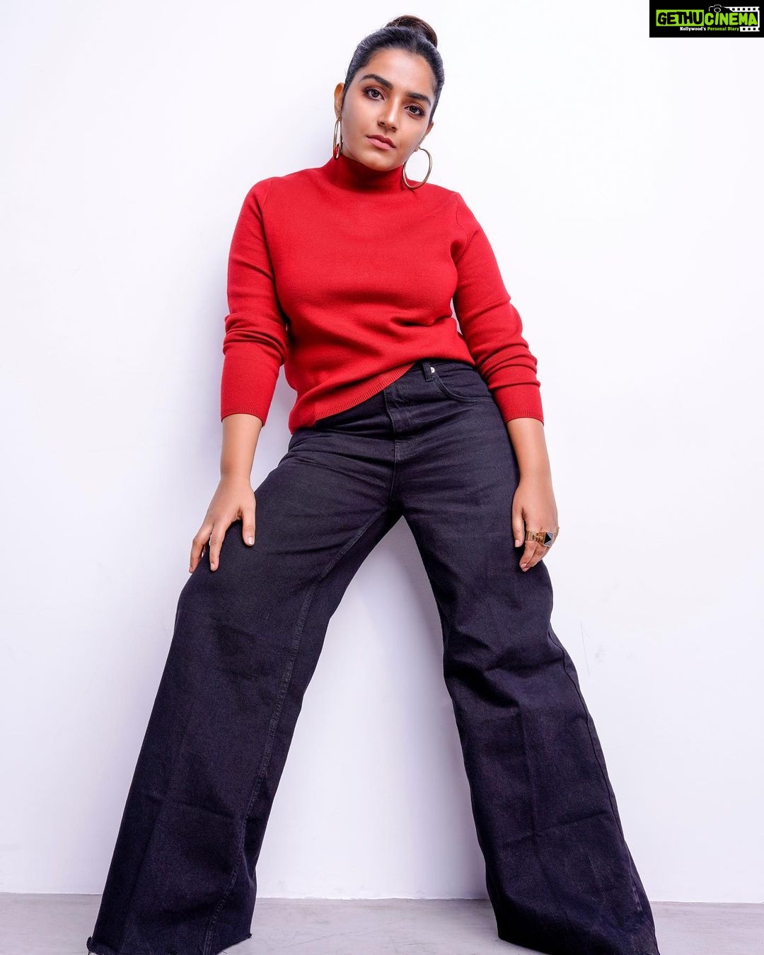 Rajisha Vijayan Instagram - Back to the 80s ♥️ Featured on: @vanithamagazine Photography: @basilpaulo.in Styling: @styledbysmiji Coordinator: @pushpamathew28 Hair and Makeup : @femy_antony__ Edits and retouch: @asku_busk Hair and makeup assist: @sharath_8686 Shoot assist : @yin_yang_popy Video: Anoop Ashokan