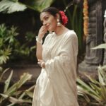 Rajisha Vijayan Instagram - ഉത്രാടം 🌸 May this day bring you loads of joy. 🌼♥️ @i_m_vyshnav 📸 Thomson's Casa