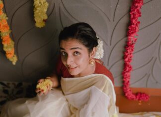 Rajisha Vijayan Instagram - My festive way is to keep it simple yet absolutely elegant, and this @ajiolife outfit is working it’s charm perfectly! I am celebrating this #Onam, by gifting my loved ones presents from the festive range of AJIO at 50-80% OFF*! Hit the #linkinbio and get yours too! Shop now! #AjioLove #GiftingwithAjio #Ad