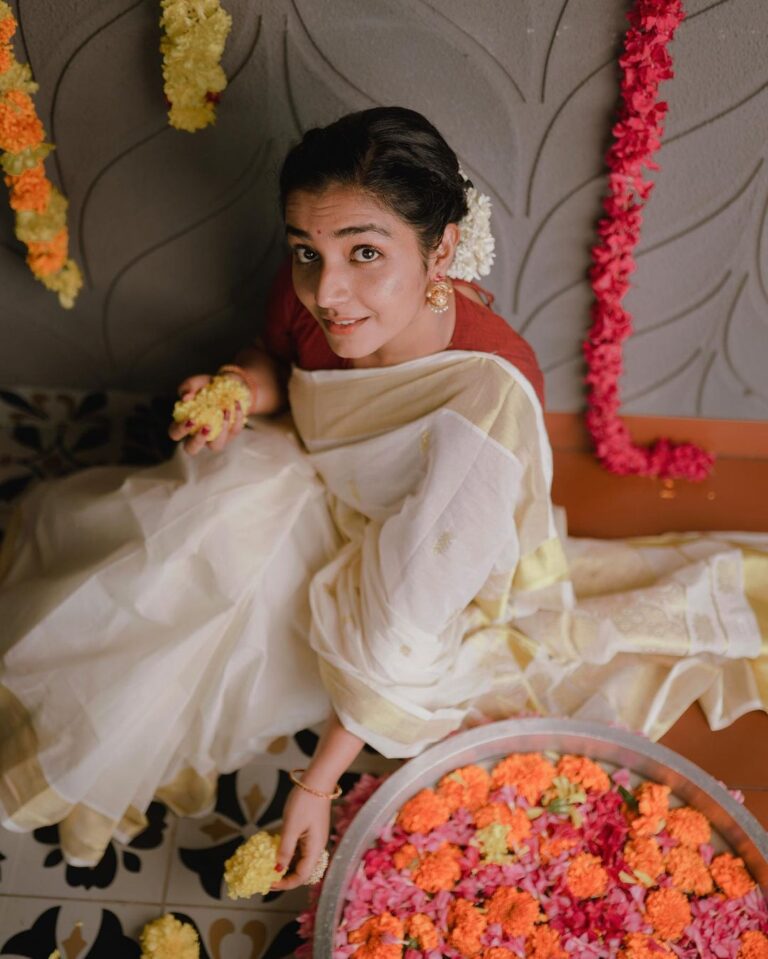 Rajisha Vijayan Instagram - My festive way is to keep it simple yet absolutely elegant, and this @ajiolife outfit is working it’s charm perfectly! I am celebrating this #Onam, by gifting my loved ones presents from the festive range of AJIO at 50-80% OFF*! Hit the #linkinbio and get yours too! Shop now! #AjioLove #GiftingwithAjio #Ad