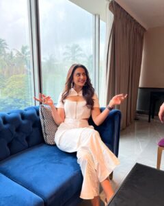 Rakul Preet Singh Instagram - How to be candid expression ~~ swipe~ I see food expression ~~ ok ok let’s pose 🙄