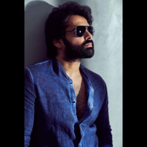 Ram Pothineni Instagram - Gangster Vibes..

For #REDTheFilm promotions.

Love..
#RAPO 

Outfit - @kunalrawalofficial 
Footwear - @stevemaddenindia
Sunglasses- @versace
Styled by - @ashwin_ash1 & @hassankhan_3 
Clicked by - @eshaangirri