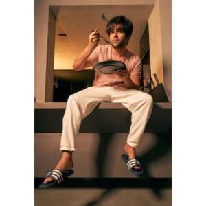 Ram Pothineni Instagram - MEN belong in the kitchen too..

Love..
#RAPO 

Clicked by: @eshaangirri 
Styled by: @harmann_kaur_2.0 
Thank you @_deepthee_ 
Location: #CASARAPO