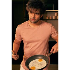 Ram Pothineni Instagram - MEN belong in the kitchen too..

Love..
#RAPO 

Clicked by: @eshaangirri 
Styled by: @harmann_kaur_2.0 
Thank you @_deepthee_ 
Location: #CASARAPO